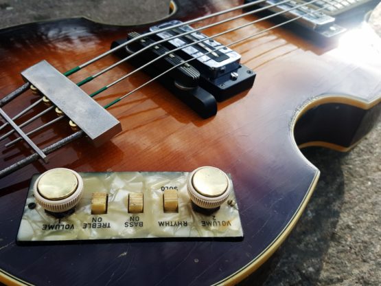 Höfner 500/1 Violin Bass 1967 control panel